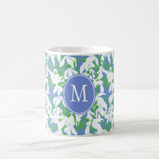 Muster-Monogramm für Snowdrop auf blauem Hintergru Tasse (Mittel)