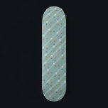 Muster-Rückwandplatine Skateboard<br><div class="desc">Schnallen Sie sich an. Dieses Design-Skateboard für Retro-Flugzeugmuster ist zum Start bereit. Das Design umfasst die Linien roter, königsblau und weißer moderner Flugzeuge aus der Mitte des Jahrhunderts, die über einen stahlblauen Hintergrund fliegen. Die zarten Streifen in Orange, Kalkgrün und Grau sowie die aquamarinen Punkte verleihen diesem skurrilen Stück Americana...</div>