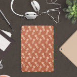 Muster Terracotta & Peach Tropical Pineapse iPad Pro Cover<br><div class="desc">Moderne Verbindung mit einer tropischen Touch - Ich habe mein handgezeichnetes Ananas-Muster in einer neuen Terrakotta-Farbpalette mit neutralen Beige und Terracotta / gebrannte Orange erstellt. Dieses von der Hand gezeichnete Ananas-Muster wiederholt sich endlos. Sie können die Terracotta-Hintergrundfarbe ändern, um jeden Schatten, den Sie benötigen, um Ihre Wohngestaltung, Accessoires und mehr...</div>