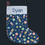 Muster und Name der Boys für Niedliche Raketenschi Kleiner Weihnachtsstrumpf<br><div class="desc">Dieser wunderschöne Weihnachtsbaum ist mit einem wunderschönen und farbenprächtigen handgezeichneten Raketenschiff-Muster im Weltraum ausgestattet. Das Design bietet auch einen Platz,  wo Sie Ihren Jungs Namen hinzufügen können. Perfekt für jeden Kleinen!</div>