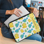 Muster von Dinosauriern, Niedliche Dinosaurier, Ih Laptopschutzhülle<br><div class="desc">Niedliches,  lustiges und hübsches Muster mit Baby-Dinosauriern und Eiern. Modernes und trendiges Geschenk,  perfekt für den Dinosaurier-Liebhaber in Ihrem Leben. Personalisieren Sie diese durch Hinzufügen von Namen,  Spitznamen,  Monogramm oder Initialen.</div>