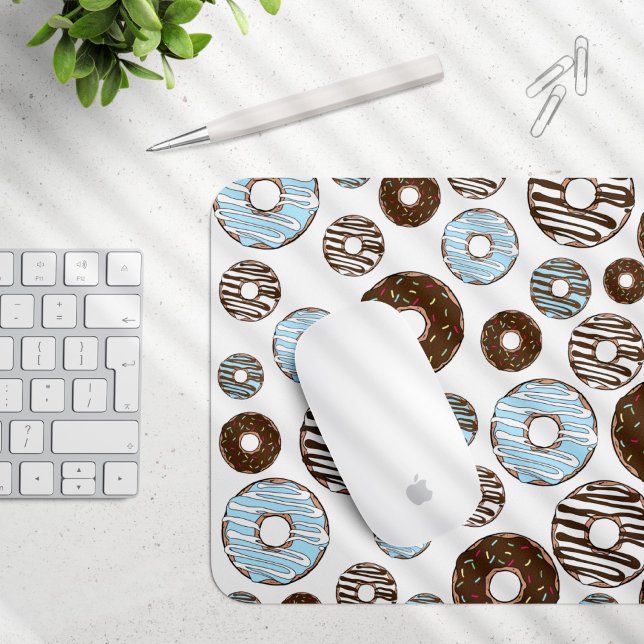 Muster von Donuts, blauen Donuts, braunen Donuts Mousepad (Von Creator hochgeladen)