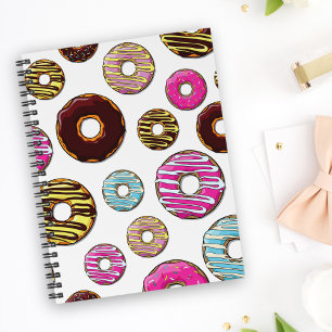 Muster von Donuts, farbenfrohe Donuts, Sprinklen Notizbuch