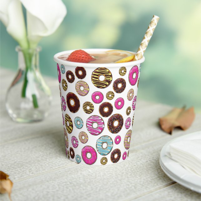 Muster von Donuts, farbenfrohe Donuts, Sprinklen Pappbecher (In Situ)
