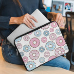 Muster von Donuts, rosa Donuts, blaue Donuts Laptopschutzhülle<br><div class="desc">Niedlich,  lustig und ansprechend mit rosa und blauen Donuts. Modernes und trendiges Geschenk,  perfekt für den Donut Liebhaber in Ihrem Leben.</div>