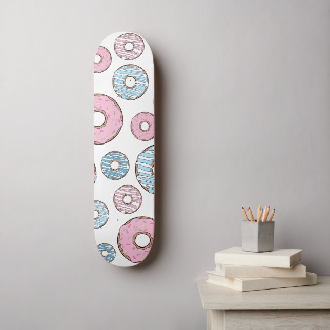 Muster von Donuts, rosa Donuts, blaue Donuts Skateboard (Wandkunst)