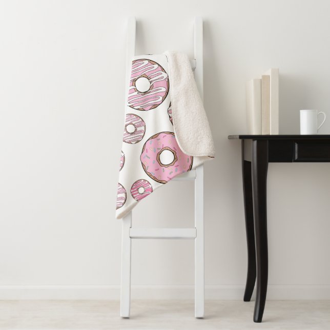 Muster von Donuts, rosa Donuts, Sprinklen Sherpadecke (Beispiel)