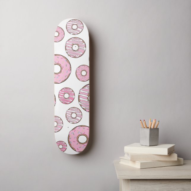 Muster von Donuts, rosa Donuts, Sprinklen Skateboard (Wandkunst)