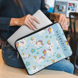 Muster von Einhörnern, Niedlichen Einhörnchen, Ihr Laptopschutzhülle<br><div class="desc">Niedliche,  lustige und bezaubernde Einhörner und Blume. Modernes und trendiges Geschenk,  perfekt für den einsamen Liebhaber in Ihrem Leben. Personalisieren Sie diese durch Hinzufügen von Namen,  Spitznamen,  Monogramm oder Initialen.</div>