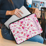 Muster von Eulen, Niedlichen Eulen, rosa Eulen, Ih Laptopschutzhülle<br><div class="desc">Niedlich,  lustig und bezaubernd mit rosa Eulen,  Blume,  Herzen und Ballons. Modernes und trendiges Geschenk,  perfekt für den Eule-Liebhaber in Ihrem Leben. Personalisieren Sie diese durch Hinzufügen von Namen,  Spitznamen,  Monogramm oder Initialen.</div>