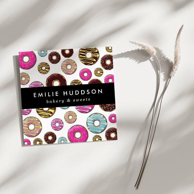 Muster von farbenfrohen Donuts, Kuchenladen, Kondi Quadratische Visitenkarte (Von Creator hochgeladen)