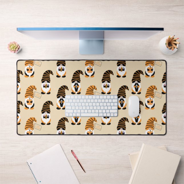 Muster von Gnomen, Halloween-Gnomen-Trick oder -Be Schreibtischunterlage (Büro 1)