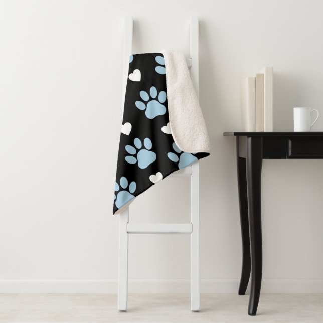 Muster von Paws, Hundeschäften, blauen Paws, weiße Sherpadecke (Beispiel)