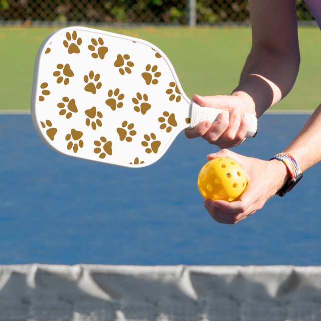Muster von Paws, Hundeschäften, orangefarbene Gold Pickleball Schläger (InSitu)