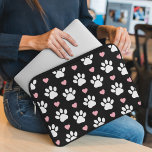Muster von Paws, Hundeschrauben, Weiße Pfoten, ros Laptopschutzhülle<br><div class="desc">Niedlich,  lustig und bezaubernd mit weißen Pfoten und rosa Herzen. Modernes und trendiges Geschenk,  perfekt für den Hundeliebhaber in Ihrem Leben.</div>