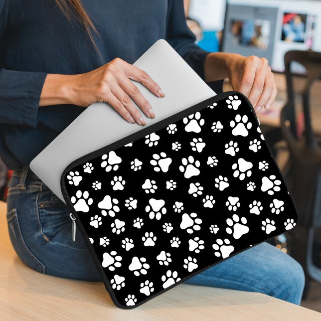 Muster von Paws, Paw Prints, Schwarz und Weiß Laptopschutzhülle (Von Creator hochgeladen)