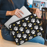 Muster von Pfoten, Hundeschäben, weißen Pfoten, go Laptopschutzhülle<br><div class="desc">Niedliches,  lustiges und bezauberndes Muster mit weißen Pfoten und goldenen Herzen. Modernes und trendiges Geschenk,  perfekt für den Hundeliebhaber in Ihrem Leben.</div>