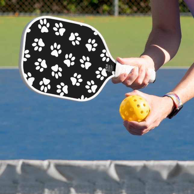 Muster von Pfoten, Hundeschäften, weißen Pfoten Pickleball Schläger (InSitu)
