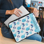 Muster von Walen, Blauen Walen, Ihr Name Laptopschutzhülle<br><div class="desc">Niedliche,  lustige und bezaubernde Muster mit blauen Walen,  Segelbooten und Ankern. Modernes und trendiges Geschenk,  perfekt für den Walliebhaber in Ihrem Leben. Personalisieren Sie diese durch Hinzufügen von Namen,  Spitznamen,  Monogramm oder Initialen.</div>