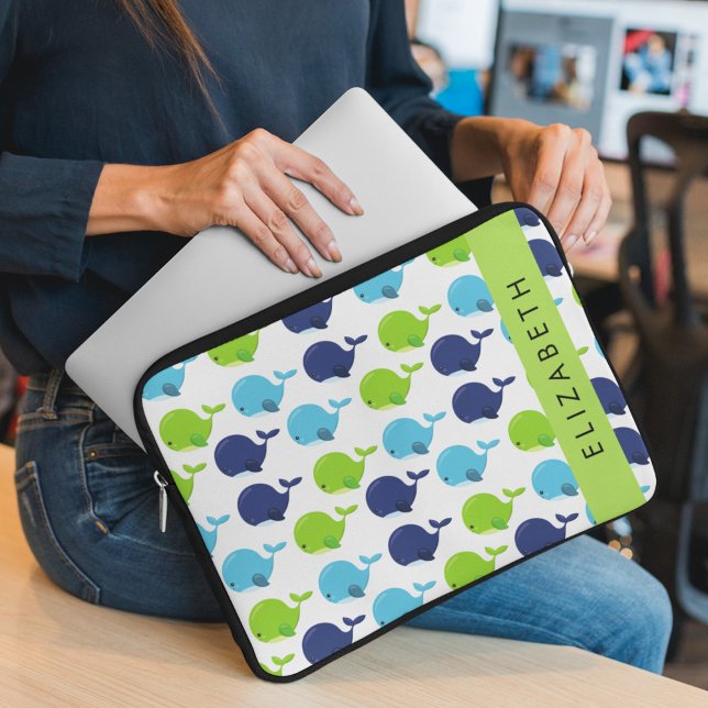 Muster von Walen, Niedlichen Walen, Ihr Name Laptopschutzhülle (Von Creator hochgeladen)