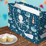 Musterjunge Navy Blue and White Nautical Ocean Große Geschenktüte<br><div class="desc">Fügen Sie Ihrer kleinen Babydusche oder Geburtstagsfeier mit dieser bezaubernden Ozeangeschenktasche eine eigene nautische Touch hinzu. Geschenktasche hat ein Muster von Wal, Oktopus, Segelboot, Dampfboot, U-Boot, Quallen, und Leuchtturm auf einem marineblauen blauen Hintergrund. Geschenktüte kann mit dem Vornamen Ihres Kindes personalisiert sein. Die Geschenktasche ist eine tolle Ergänzung zu einer...</div>