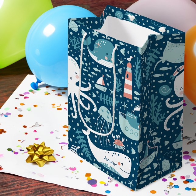 Musterjunge Navy Blue and White Nautical Ocean Mittlere Geschenktüte (Von Creator hochgeladen)