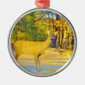 Musturd Colored Deer mit hellblau Ornament Aus Metall