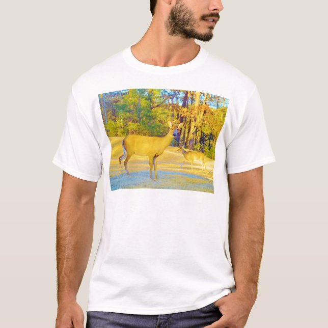 Musturd Colored Deer mit hellblau T-Shirt (Vorderseite)
