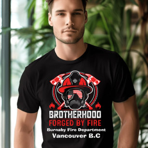 Mut, der in der Ausrüstung des Feuerwehrmanns im M T-Shirt