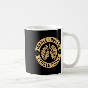 Mut einfassen Zweifel ausatmen Inspirierendes Yoga Kaffeetasse