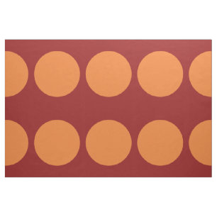 Mutige orange Tupfen auf rotem geometrischem Stoff