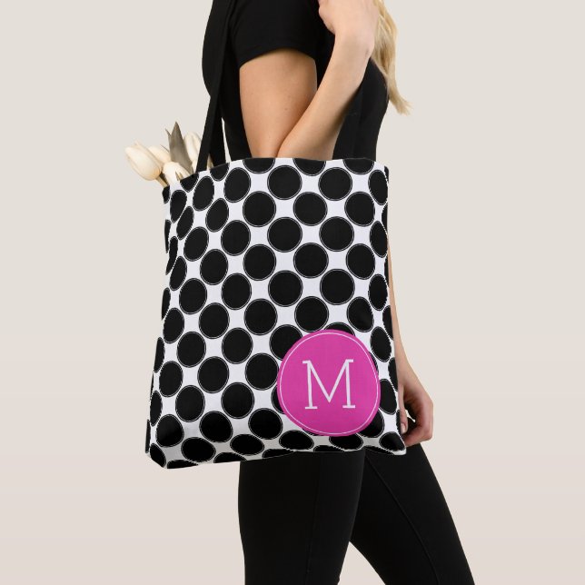 Mutige Schwarzweiss-Tupfen mit rosa Monogramm (Von Nahem)