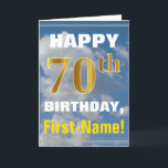 Mutiger, bewölkter Himmel, Imitat-Gold70. Karte<br><div class="desc">Dieses mögen einfache Geburtstag-themenorientierte Grußkarten-Ausrüstungsbeschreibungen ein warmer Geburtstagswunsch "GLÜCKLICHEN 70. GEBURTSTAG, Erst-Namen!" auf der Front im mutigen Text auf einem Hintergrund, der einen blauen Himmel mit den weißen und grauen Wolken darstellt. Die Geburtstagszahl hat Imitat/nachgemachten Gold ähnlichen Farbtonauftritt. Der Name auf der Front kann besonders angefertigt werden. Die inneren Eigenschaften...</div>