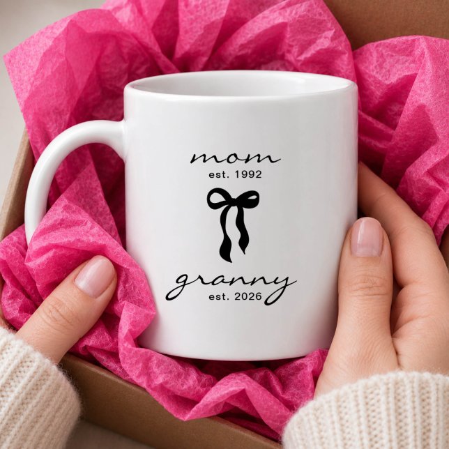 Mutter an Oma Est Tasse mit Schleife (Von Creator hochgeladen)