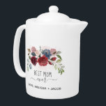 Mütter Day Floral Beste Mama je Personalisiert<br><div class="desc">Muttertags Teekanne eine Mutter würde Liebe. Dieses Teapot mit der besten Mama-Ever-Funktion und der modernen Schrift-Typografie und dem bordeauxfarbenen Blumendesign ist ein perfektes Geschenk für Mama in diesem Jahr Mit dem Klick auf den Button "Personalisieren" können Sie einen Namen hinzufügen</div>