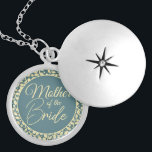 Mutter der Braut mit Blau-und Creme-Blätter Medaillon<br><div class="desc">Dieses schöne Schloss ist ein besonderes Accessoire für die Mutter der Braut. Das Logodesign ist in den Farben Blau und Creme gehalten und weist ein cremefarbenes Blatt-Muster auf, das eine Touch von Eleganz und natürlicher Schönheit verleiht. Die verborgene Botschaft ist eine besondere Touch, die dieses Schloss für die Mutter der...</div>