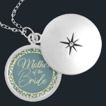 Mutter der Braut mit Blau-und Creme-Blätter Medaillon<br><div class="desc">Dieses schöne Schloss ist ein besonderes Accessoire für die Mutter der Braut. Das Logodesign ist in den Farben Blau und Creme gehalten und weist ein cremefarbenes Blatt-Muster auf, das eine Touch von Eleganz und natürlicher Schönheit verleiht. Die verborgene Botschaft ist eine besondere Touch, die dieses Schloss für die Mutter der...</div>