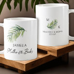 Mutter der Braut Palm Leaf Eltern Hochzeit Kaffeetasse<br><div class="desc">Brautparty Geschenk Tasse für die Mutter der Braut - oder irgendjemand in Ihrer Hochzeitsfeier personalisieren. Bridesmaid wird in Wirbler handgeschriebener Kalligrafie geschrieben, und Sie können dies leicht in eine andere Rolle wechseln, indem Sie das Designwerkzeug eingeben oder mir eine Nachricht um Hilfe schicken. Das Design umfasst ein tropisches Palmenblatt in...</div>