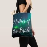 Mutter der Bride Aurora Licht Script Hochzeit<br><div class="desc">Mutter der Braut,  Northern Lights,  Aurora Borealis,  Drehbuch,  Typografie Tote Tasche. Ideal für Brautparty,  Bachelorette.</div>