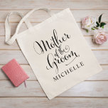 Mutter der Groom Black Personalisiert Hochzeit Tragetasche<br><div class="desc">Die Hochzeitsmütter der Groom Tote-Tasche bietet moderne,  schwarz wirbelnde Kalligraphie-Skripte mit elegantem,  individuellem Vorname Text,  den Sie personalisieren können. Sehen Sie sich unsere koordinierenden Brautparty-Designs an!</div>