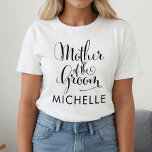 Mutter der Groom Black Script Custom Wedding T-Shirt<br><div class="desc">Stilvolle Mutter des Groom-Shirts in einem schicken,  schwarzen Drehbuch mit individuelle Name-Text - für Ihre fabelhafte Frau,  die Ihren Ehemann zu sein!</div>