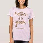 Mutter der Groom Gold Glitzer Wedding Party T-Shirt<br><div class="desc">Diese Mutter des Groom T - Shirt ist perfekt für stolze Mütter, die sich beim Set für Hochzeitsfeiern und Brautpartys aufhalten. Dieses rot-rosa Shirt besticht durch eine prägnante Schrift im Stil eines Imitats im Stil eines goldenen Glitzer. Personalisieren Sie diese T-Shirts mit dem Namen Ihres Hochzeitsmitglieds auf der Vorderseite und...</div>