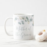 Mutter der Groom Rustic Eukalyptus Kaffeetasse<br><div class="desc">Modernes Eukalyptus Aquarelldesign mit hellgrünen Blätter mit goldenen Akzenten. Personalisieren Sie den Namen einfach mit wenigen Klicks.</div>