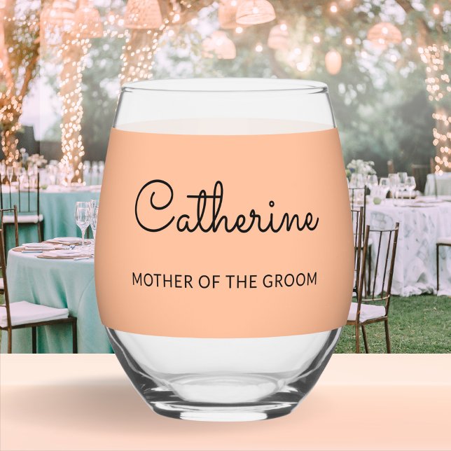 Mutter der Mit Monogramm Hochzeitspfirsichmutter a Weinglas Ohne Stiel (A personalized stemless wine glass for the Mother of the Groom, with stylish typography on peach)