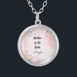 Mutter des bearbeitbaren Textes der Bride Versilberte Kette<br><div class="desc">Diese schöne,  stilvolle Halskette für die Brautmutter enthält Wirble handgeschriebene Schrift in schwarz und einen bearbeitbaren Platz für ihren Namen.</div>