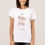 Mutter des Bräutigkupfer-Glitzer-Typografie-Namen T-Shirt<br><div class="desc">Glam elegante Mutter des Bräutigam Custom Brautparty T - Shirt mit einem Kupfer-Glitzer handschriftlich wie Typografie Skript und ein kleines Herz gebürstet.          Einfach mit ihrem Namen zu personalisieren.             Geeignet für moderne,  glamouröse Hochzeitsfeiern.</div>