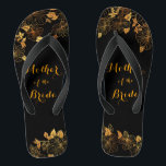 Mutter des Bride Black & Gold Foliage Musters Flip Flops<br><div class="desc">Diese wunderschöne Mutter der Bride Black and Gold Foliage Flip Flops besticht durch eine luxuriöse Schwarz-Gold-Palette mit einem atemberaubenden goldenen Blumenmuster und modernem Typografie-Set vor schwarzem Hintergrund, das Eleganz und Eleganz ausstrahlt. Es ist ein schönes Geschenk für Ihr Brautparty. Anzeigen der Auflistung auf dieser Seite, um passende Elemente zu finden....</div>