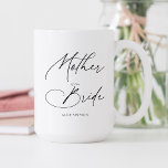 Mutter des Bride Chic-Skripts Zweifarbige Tasse<br><div class="desc">Die Mutter der Bride-Geschenk verfügt über moderne Schrift-Handschrift Kalligraphie.</div>