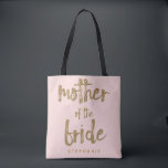 Mutter des Bride Gold Glitzer Blush PInk<br><div class="desc">Diese Brauttote-Tasche ist ideal für stolze Mütter, um alle ihre Gegenstände im Brautparty oder bei der Hauptveranstaltung zu Tasche. Diese rötlich-rosa Tasche ist mit einem goldenen Glitzer-Imitat auf der Vorderseite bedruckt. Personalisieren Sie diese Tasche mit dem Namen Ihres Hochzeitsmitglieds auf der Vorderseite und den Namen der Braut und des Bräutigams...</div>