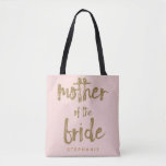 Mutter des Bride Gold Glitzer Blush PInk<br><div class="desc">Diese Brauttote-Tasche ist ideal für stolze Mütter, um alle ihre Gegenstände im Brautparty oder bei der Hauptveranstaltung zu Tasche. Diese rötlich-rosa Tasche ist mit einem goldenen Glitzer-Imitat auf der Vorderseite bedruckt. Personalisieren Sie diese Tasche mit dem Namen Ihres Hochzeitsmitglieds auf der Vorderseite und den Namen der Braut und des Bräutigams...</div>